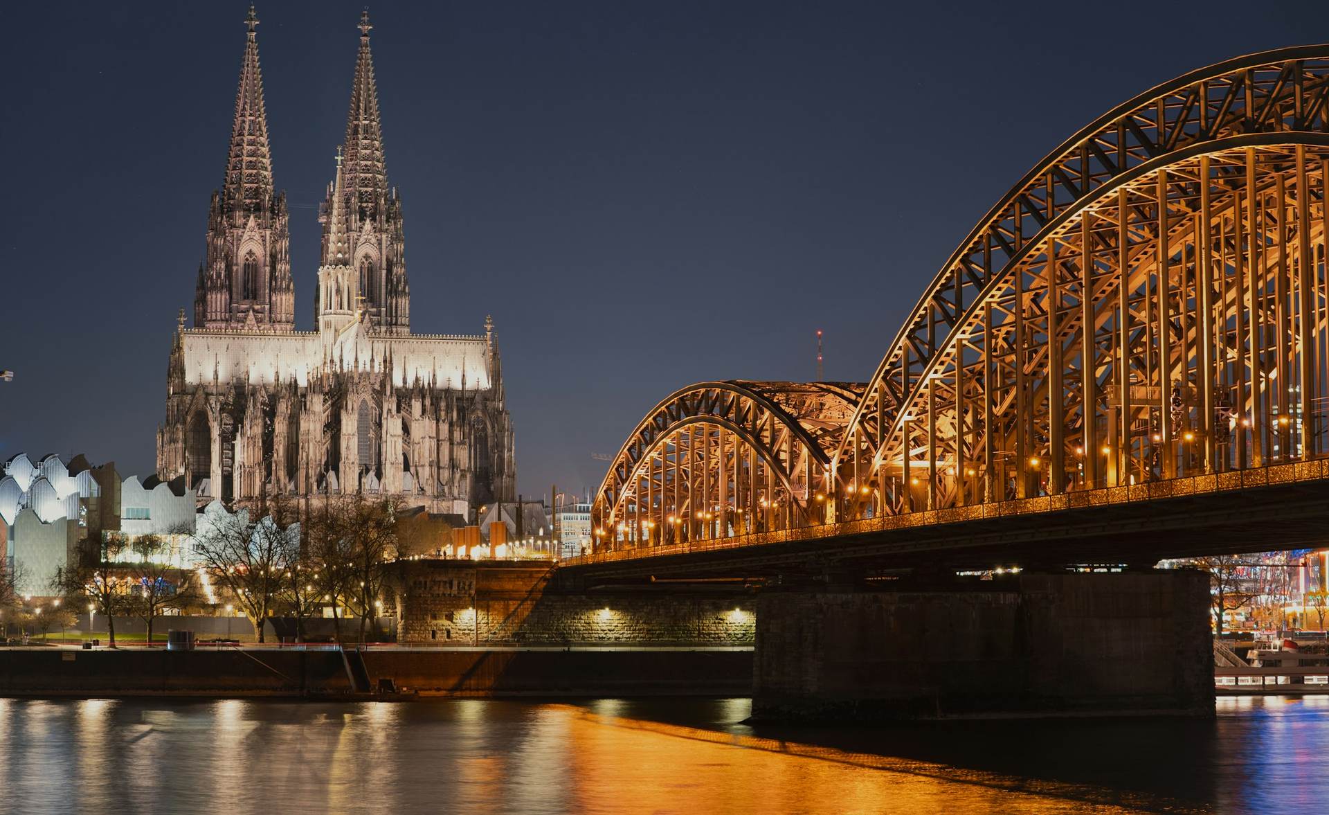 Kölner Dom und Hohenzollernbrücke bei Nacht